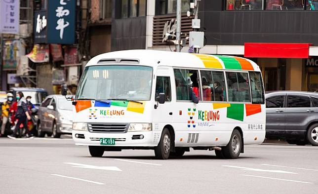 基隆市公車配合新的Logo K換上全新塗裝重新上路，讓人有耳目一新的感受。（記者楊耀華攝）