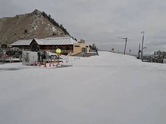 入冬以來最美的合歡山銀白世界，由於積雪路面結冰，影響車輛通行，公路局啟動鏟雪作業，而部分路段限掛雪鏈車輛通行。（林業署南投分署提供）