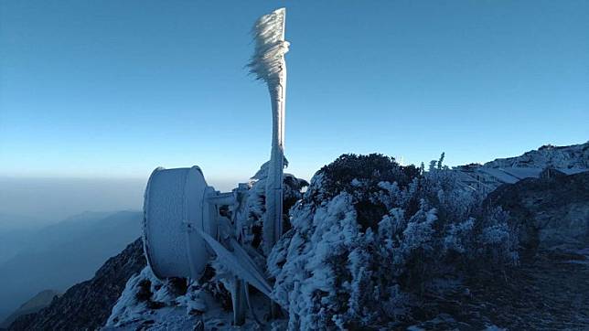 玉山氣象站氣溫零下7.9度，積雪約1公分。 圖/中央氣象署提供