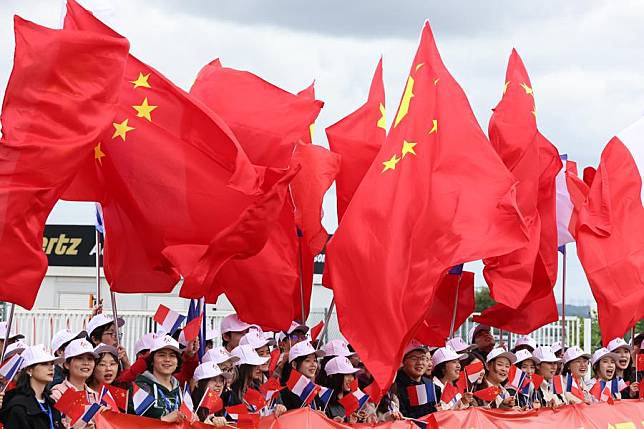 People welcome Chinese President Xi Jinping in Paris, France, May 5, 2024. Xi arrived here Sunday for a state visit to France. (Xinhua/Lu Ye)