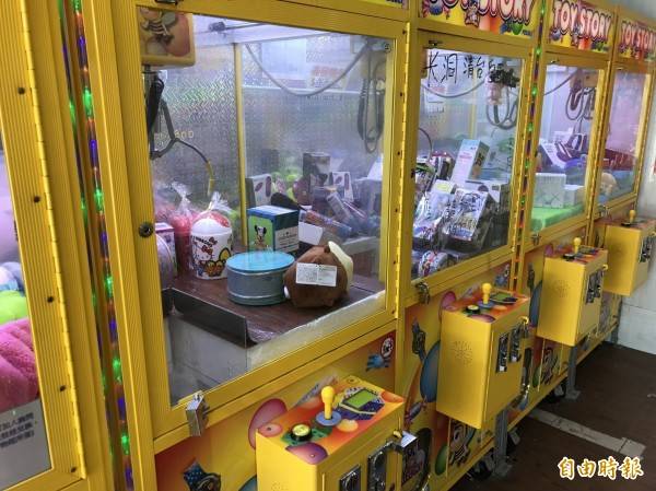 一對17歲高中情侶在新北市板橋區一家夾娃娃機店夾娃娃，一時興起竟大喇喇在店內嘿咻，未料被監視器錄下截圖轉發。示意圖與新聞無關。(資料照)
