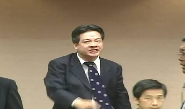 賴清德2005年因軍購案，與國民黨立委費鴻泰吵起來。