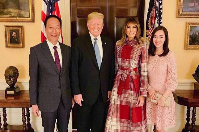 鴻海創辦人郭台銘（左一）赴美參加白宮耶誕派對，在臉書上貼出美國總統川普（左二）合照。（郭台銘提供）