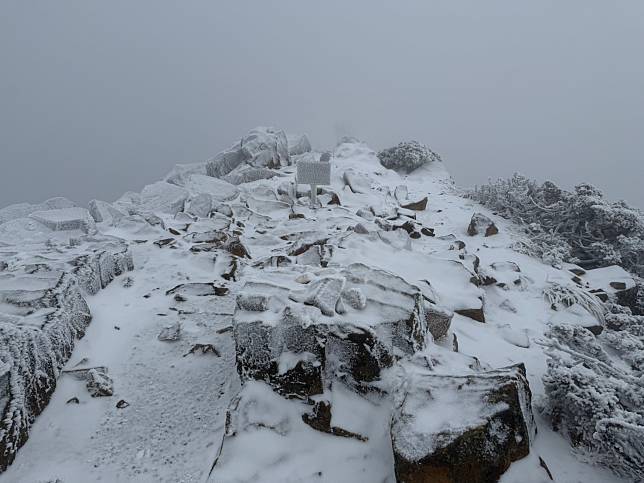 強烈大陸冷氣團發威，全台凍到下周一(13日)清晨。圖為玉山積雪美景。(圖：氣象署)