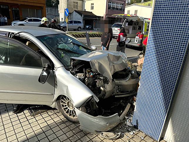 頭城自撞民宅車禍女駕駛OHCA兩乘客輕傷