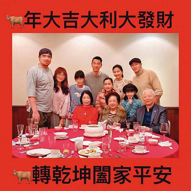 何潤東（後排右一）和老婆、雙方家人一起吃年夜飯。（翻攝自Peggy IG）