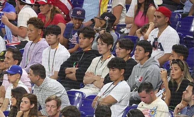 美國隊強碰委內瑞拉，場邊觀眾席出現大亮點，許多日本武士隊球員現身觀戰。(取自推特)