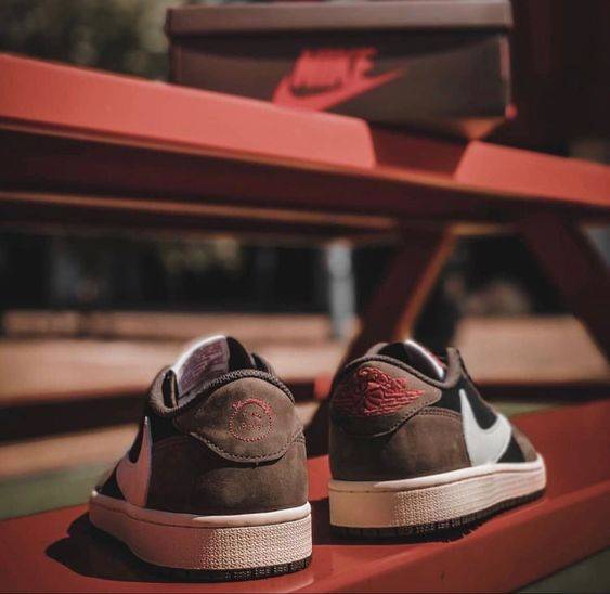 在網上頗受好評的 Travis Scott Air Jordan 1 Low 「Dark Mocha」配色。／圖片來源：<a href=