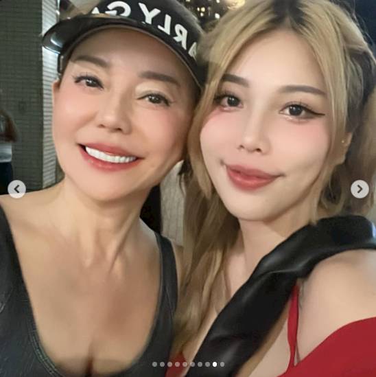 孫安佐表姐林沐希（Ariel），家族旅行遊日時與狄鶯合影。資料照。翻攝自林沐希IG