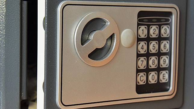 保險箱推薦＿保險箱 / 保險櫃種類有哪些？磁卡、轉盤、指紋、密碼、磁鐵、投入、鑰匙