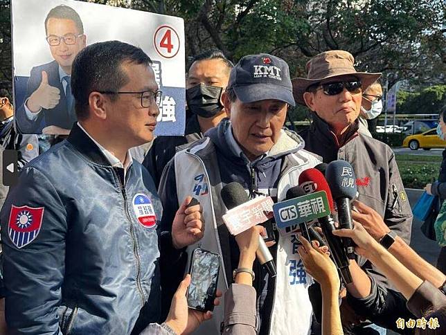 台北市第六選區(大安)國民黨立委候選人羅智強今找前總統馬英九至成功市場掃街拜票。(記者楊心慧攝)