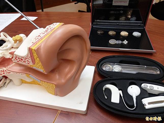 部分聽損的病患可以植入電子耳來改善。(記者吳亮儀攝)