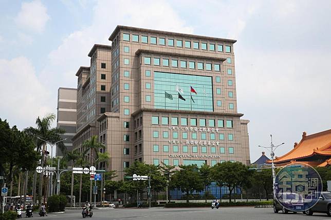 郭台銘明天中午召開記者會，地點就選在舊國民黨中央黨部的張榮發基金會，也在總統府的對面。
