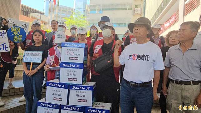 「罷免缺衣不可」罷團領銜人陳世雄(前排右2)感謝19131位勇敢的鄉親站出來連署。記者劉曉欣攝)