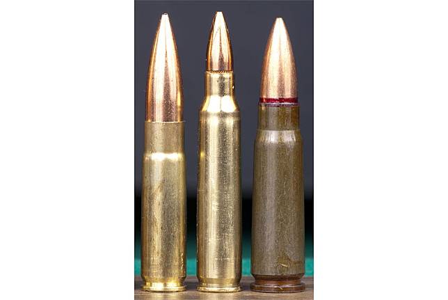  由右至左分別為俄製7.62×39公厘、北約制式5.56×45公厘及7.62×35公厘（.300 BLK）彈藥。更大更重的彈頭確保強化制止力，縮減裝藥量則降低槍口初速。（取自網路）