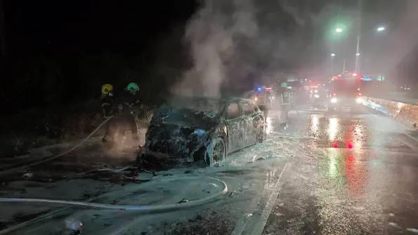 台1線枋山路段屏鵝公路發生追撞火燒車事故