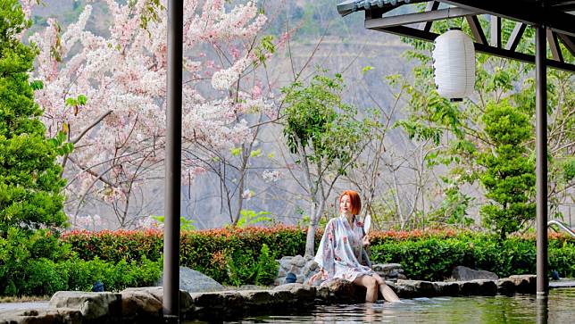 高雄東9區山城每年4月都有季節限定的好風景，螢光、溫泉以及粉色花語是一期一會、最浪漫療癒身心的秘境，觀光局推出15場小旅行。高市府觀光局提供