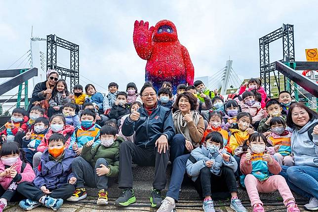 台東縣長饒慶鈴參訪桃園台灣燈會，桃園市長張善政期待縣市交流激發城市創新。（桃園市新聞處提供）