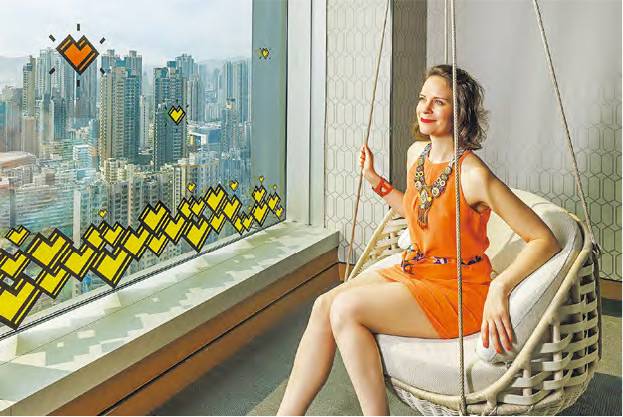 法國藝術家Caroline Tronel（圖）創作的「閃亮」黃色愛心遍佈酒店不同角落，傳遞愛與正能量！（酒店提供）