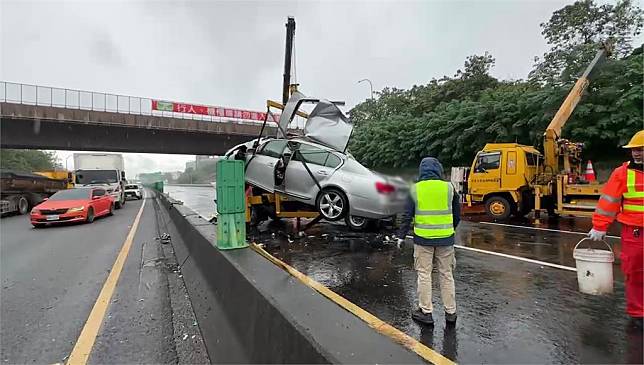 國道嚴重車禍，4鋼梁掉落砸對向2車，駕駛竟逃逸無蹤。圖／台視新聞