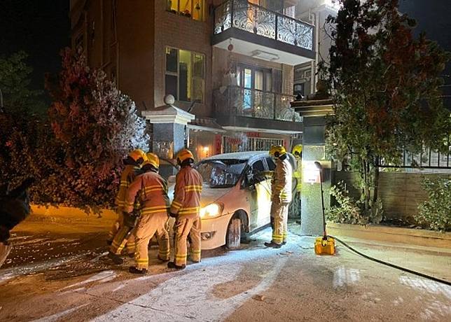 私家車撞閘後遭縱火焚毀。