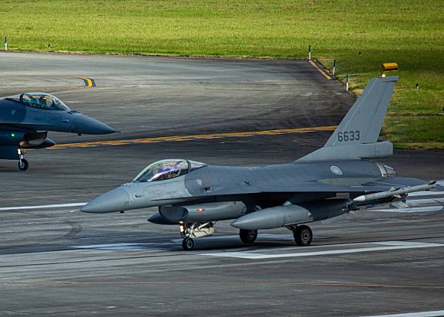 台灣空軍F16V戰機在跑道滑行。（Getty Images圖片）