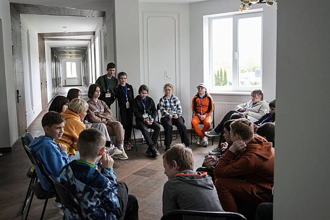 烏克蘭利沃夫（Lviv）附近的營地提供了兒童群體治療，幫助受到戰爭影響的孩子們及其母親。烏俄戰爭中，有數百名孩子不幸喪生，倖存者也產生創傷，將長期影響其心理健康。據聯合國兒童基金會（UNICEF）估計，約150萬烏克蘭兒童面臨心理健康風險。 美聯社 / 達志影像