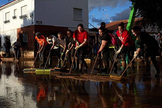 People clear a road after flood in Utiel, Spain, Nov. 2, 2024. (Xinhua/Meng Dingbo)