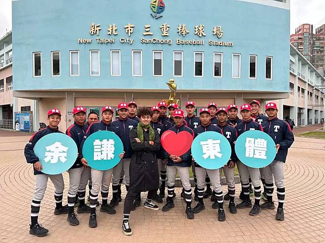 余謙觀戰母校比賽 回饋臺東體中捐贈風衣外套。官方提供