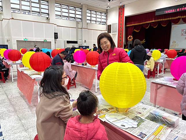 宜蘭市金蛇舞春燈飾是由親子共築祝福的夢想