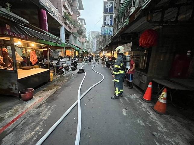 北市通化街1棟住商大樓16日凌晨發生火警，警消獲報立即派遣人車到場搶救。 （翻攝照片） 中央社記者黃麗芸傳真  
