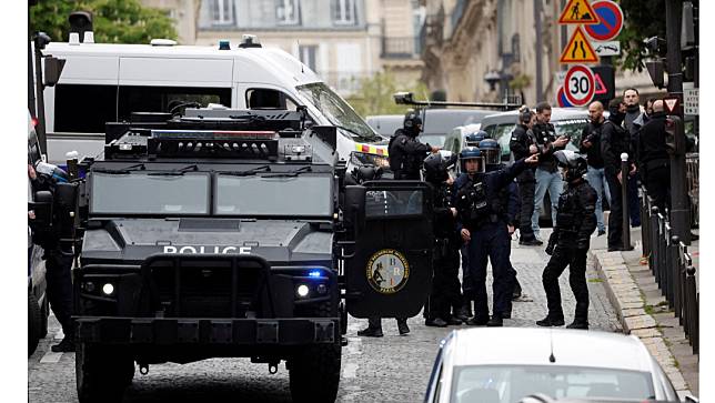 伊朗駐法國巴黎領事館19日遭一男子闖入，疑似攜帶爆裂物威脅「自爆」，巴黎警方及特警趕至現場。路透社