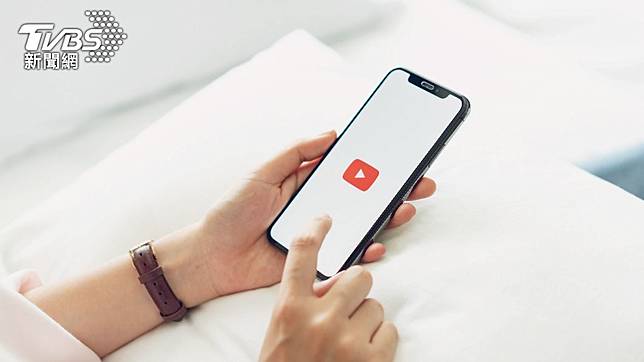 不少果粉喜歡用iPhone看YouTube影片。（示意圖／shutterstock達志影像）