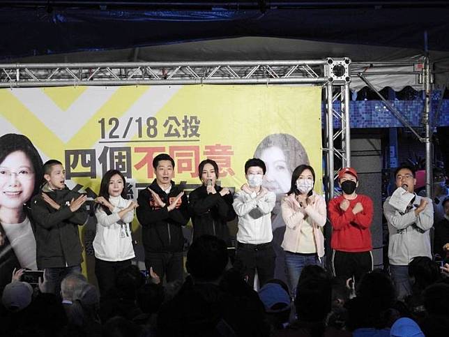 公投倒數6天，民進黨各地展開公投街頭說明會，台北市議員吳沛憶在萬華舉辦座談。(吳沛憶提供)