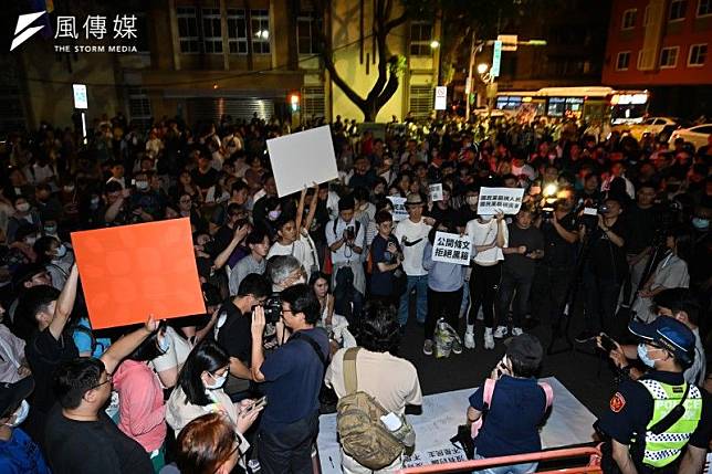 立法院側門17日晚間聚集大量民眾抗議。（陳昱凱攝）
