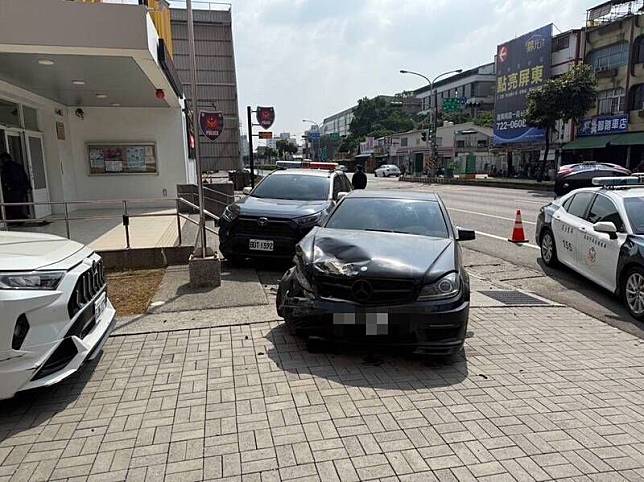 涉嫌毒駕的廖男，差點將車子撞進派出所裡。（警方提供）