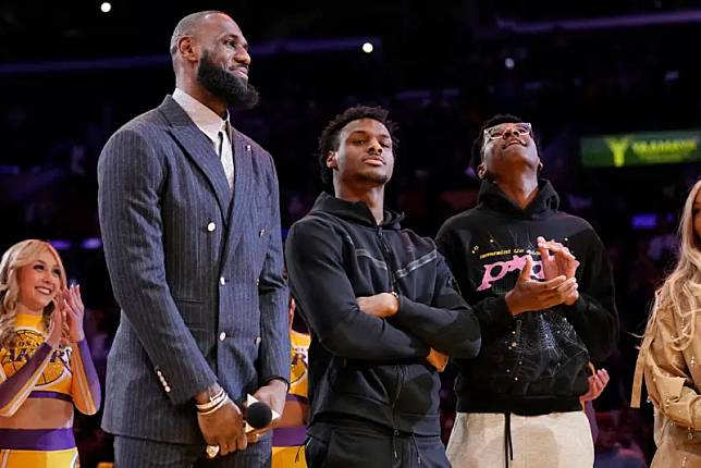 「詹皇之子」Bronny James(中)是本屆NBA選秀會最受矚目的球員之一，他會在哪個順位獲選備受關注，而LeBron James稍早在節目上也表示，自己很喜歡Bronny保持的心態。（圖／美聯社／達志影像）