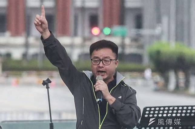 民進黨秘書長羅文嘉說，台灣人一直在忍受紅色媒體滲透的環境，希望明年1月11日後，還能讓民主自由旗幟繼續飄揚在台灣。（簡必丞攝）