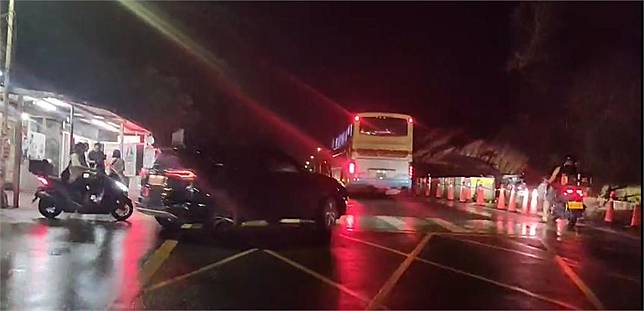 基隆新豐街社區旁道路坍方於今日20時搶通，恢復雙向通車。圖／台視新聞