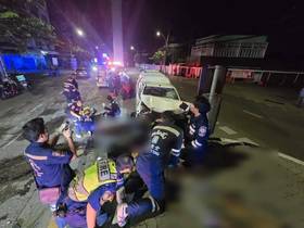 เจ้าหน้าที่ตำรวจและกู้ภัยตรวจสอบสถานที่เกิดเหตุ