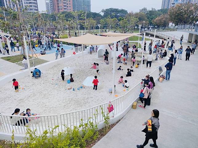 楠梓藍田公園啟用！全台最大鹽田主題遊戲場驚艷登場