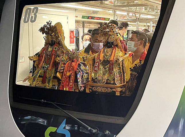 台中六房媽依照慣例舉辦「雙后護捷運，祈福大台中」遶境請「生意媽」、「捷運媽」雙媽搭捷運到北屯總站，保佑搭捷運的旅客都平安順利。（記者陳金龍翻攝）