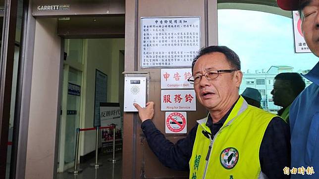 民進黨台東立委候選人賴坤成今早到台東地檢署控告「全面棄守」報導的撰稿人及轉傳者。(記者黃明堂攝)
