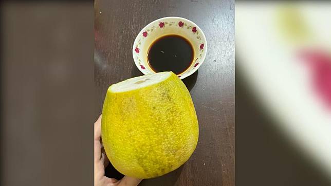 網友分享柚子沾醬油的吃法，引起大批網友討論。（圖／翻攝自爆廢2公社）
