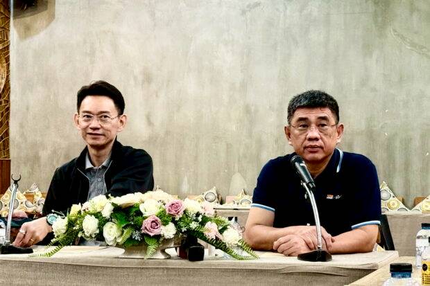 นายวรวิทย์ ศรีอนันต์รักษา กรรมการด้านคุ้มครองผู้บริโภค คณะกรรมการกำกับกิจการพลังงาน (กกพ.) (ขวามือ)