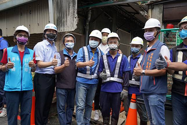 新北市汙水接管率全國第一，市長侯友宜昨日視察樹林汙水下水道用戶接管工程感謝施工團隊的辛勞。（記者吳瀛洲攝）