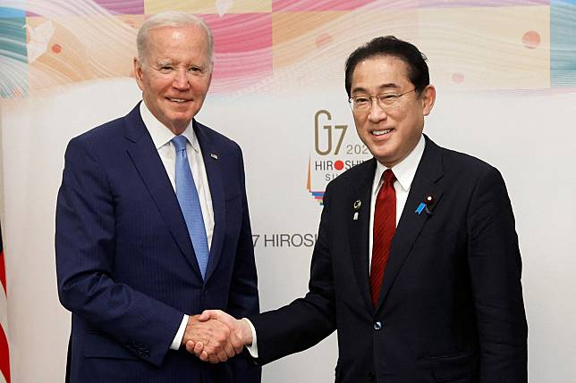 G7廣島峰會舉辦前夕，日本首相岸田文雄（右）與美國總統拜登（左）進行美日會談。路透社