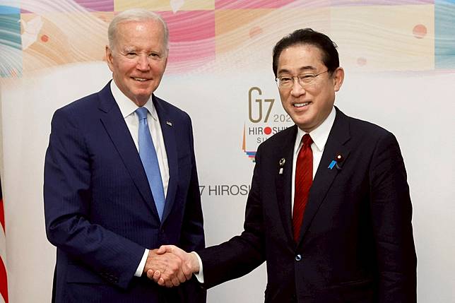 G7廣島峰會舉辦前夕，日本首相岸田文雄（右）與美國總統拜登（左）進行美日會談。路透社