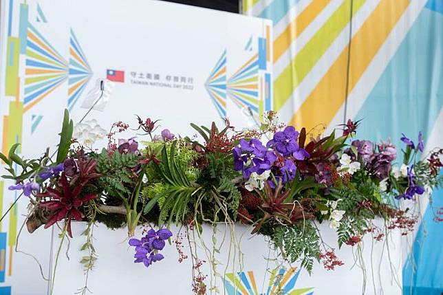 國慶舞台上以台灣花卉妝點，藉此為國家獻上生日祝福，並展現花卉產業及育種研發的實力。(農委會提供)