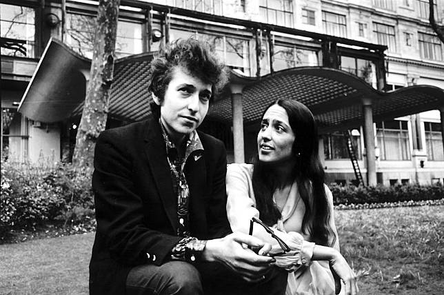 ▲ Bob Dylan 與 Joan Baez 攝於1965年倫敦。